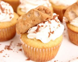 Cannoli Cupcakes Recipe – Laura Vitale – Laura in the Kitchen Episode 700
